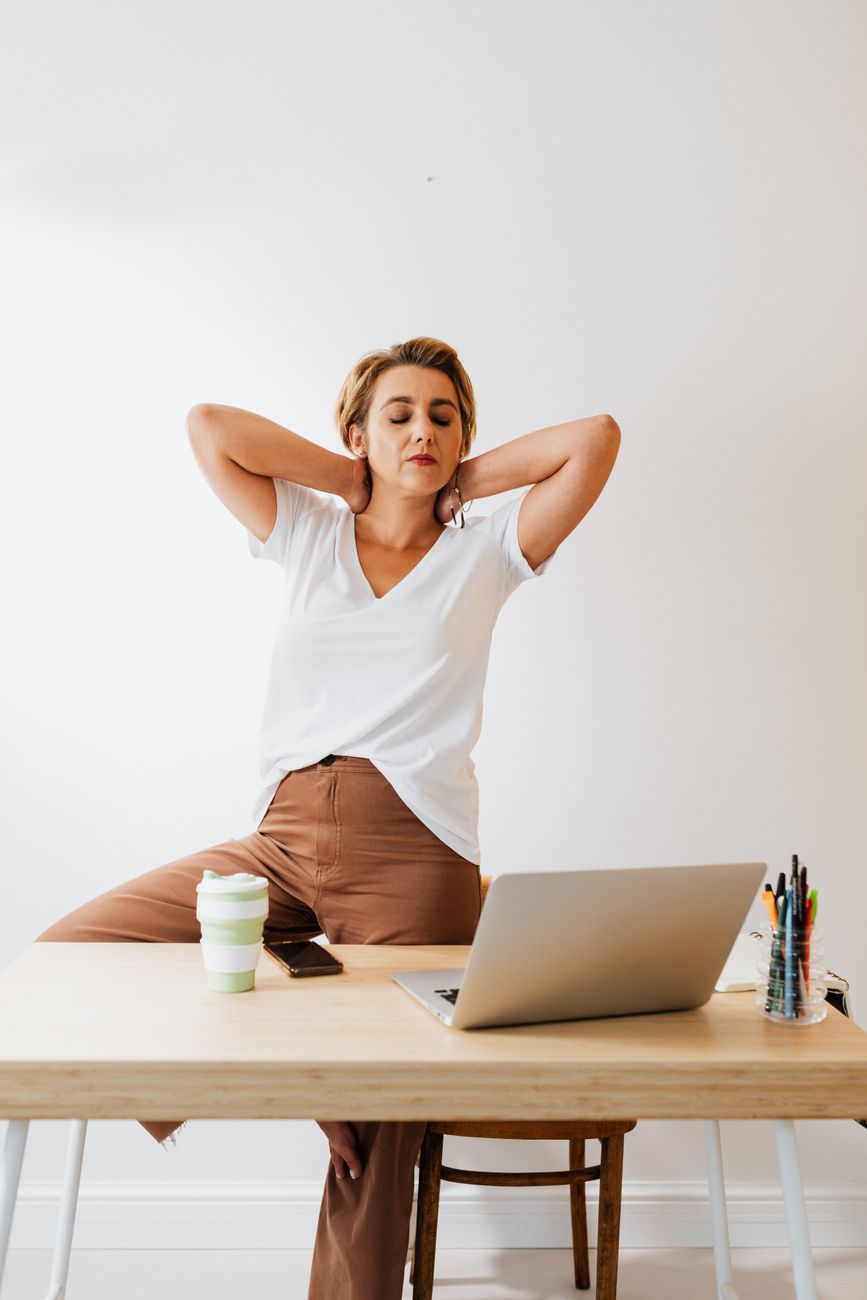 Trabalho cansativo num escritório com xícara de café