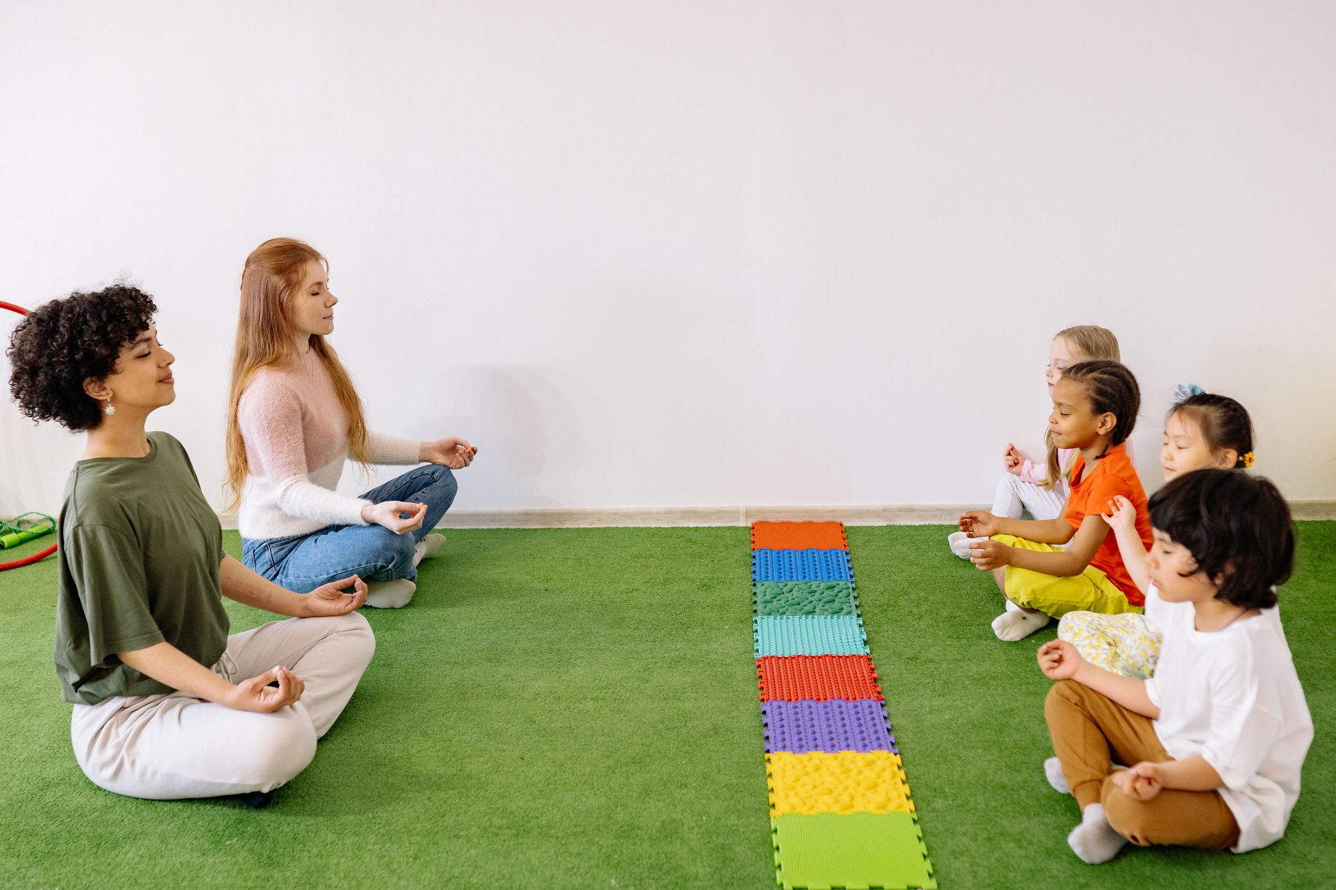 Prática de yoga em grupo num ginásio limpo